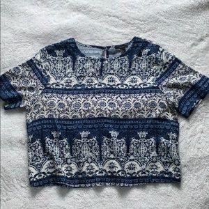 Blue and white patterned short sleeve shirt